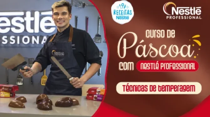 Montagem com a imagem de um rapaz loiro à esquerda, atrás de uma bancada com receitas, com o nome do curso à direita e os log