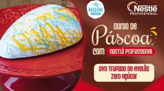  Montagem com a imagem da receita de páscoa à esquerda, atrás de uma bancada com receitas, com o nome do curso à direita e os