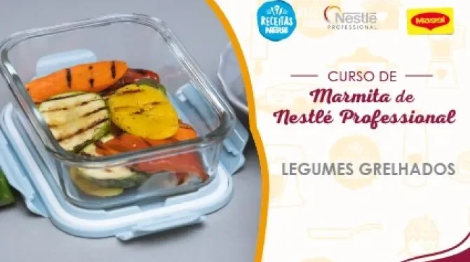 Montagem com a imagem de um rapaz loiro à esquerda, atrás de uma bancada com receitas, com o nome do curso à direita e os lo