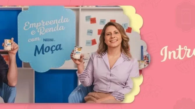 Foto central com a imagem da apresentadora do curso segurando uma lata de Leite Moça e logo abaixo o título da aula
