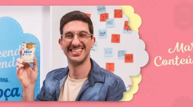 Foto central com a imagem da apresentadora do curso segurando uma lata de Leite Moça e logo abaixo o título da aula
