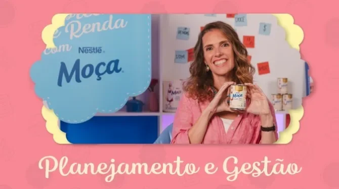 Foto central com a imagem da apresentadora do curso segurando uma lata de Leite Moça e logo abaixo o título da aula