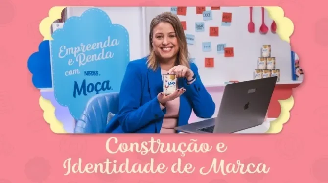 Foto central com a imagem da apresentadora do curso segurando uma lata de Leite Moça e logo abaixo o título da aula