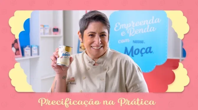 Fotografia com tons rosa, azul e amarelo, mostra uma mulher de cabelo curto, sorrindo ao segurar uma lata de leite condensado