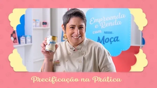 Fotografia com tons rosa, azul e amarelo, mostra uma mulher de cabelo curto, sorrindo ao segurar uma lata de leite condensado