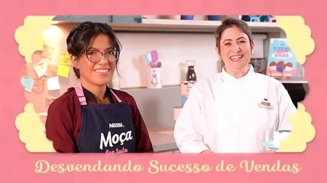 Fotografia com tons rosa, azul e amarelo mostra duas mulheres sorrindo: uma de roupa branca, outra de roupa escura e óculos.