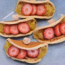 panquequinha-sem-açucar-abacaxi-morango-Receitas-NESTLÉ