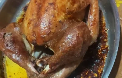 Foto da receita de peru de natal servida em uma porção inteira sobre uma forma oval prateada em cima de uma mesa de madeira Foto da receita de peru de natal servida em uma porção inteira sobre uma forma oval prateada em cima de uma mesa de madeira