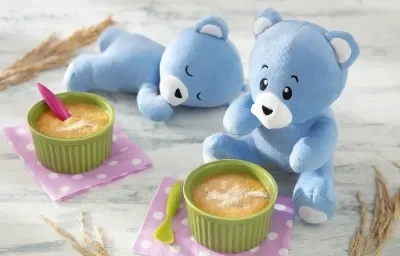 Foto da receita de Creminho de Manga. Observa-se dois potinhos verdes com o creminho polvilhado de MUCILON e dois ursinhos Bo na foto. Foto da receita de Creminho de Manga. Observa-se dois potinhos verdes com o creminho polvilhado de MUCILON e dois ursinhos Bo na foto.
