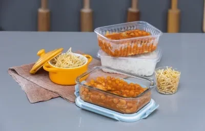 Foto da receita de Strogonoff de grão de bico Maggi, em uma vasilha de vidro, batata palha em uma vasilha que imita uma panela, sobre uma bancada Foto da receita de Strogonoff de grão de bico Maggi, em uma vasilha de vidro, batata palha em uma vasilha que imita uma panela, sobre uma bancada