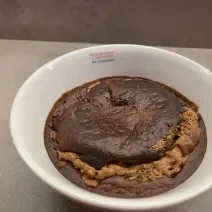 Imagem da receita de Bolo de caneca de café e baunilha sem gluten, em um pote branco