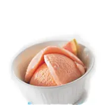 Fotografia em tons de rosa em um fundo branco e uma mesa branca. Ao centro, um potinho de cerâmica branco com o sorvete de goiaba dentro dele.