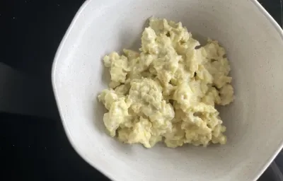 Imagem da receita de Patê de ovos, em um recipiente branco Imagem da receita de Patê de ovos, em um recipiente branco