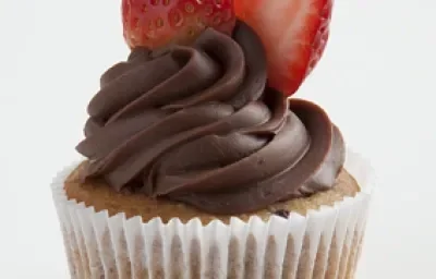um bolinho com cobertura de chocolate por cima e frutas vermelhas para decorar um bolinho com cobertura de chocolate por cima e frutas vermelhas para decorar