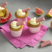 Cupcake-de-Fubá-com-KitKat-Guava-Receitas-NESTLÉ