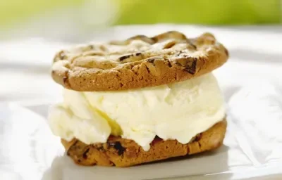 Fotografia de dois cookies e recheio de sorvete branco no meio. Fotografia de dois cookies e recheio de sorvete branco no meio.