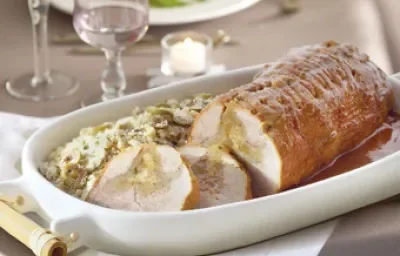 fotografia em tons de branco e marrom tirada de um recipiente branco que contém um pedaço de lombo com algumas fatias fotografia em tons de branco e marrom tirada de um recipiente branco que contém um pedaço de lombo com algumas fatias