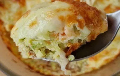 Foto da receita de suflê saudável servida em um porção inteira com um close em uma parte na colher Foto da receita de suflê saudável servida em um porção inteira com um close em uma parte na colher