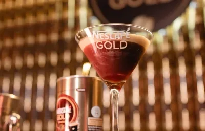 Foto da receita de Espresso Martini. Observa-se uma taça de Martini da NESCAFÉ com a bebida dentro com a lata do produto atrás.