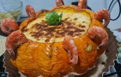 Foto da receita de camarão na moranga servida em uma moranga grande com camarões ao redor sobre uma base de torta de alumínio Foto da receita de camarão na moranga servida em uma moranga grande com camarões ao redor sobre uma base de torta de alumínio