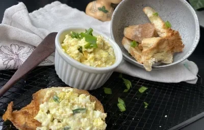 Receita de  Pasta de Ovos fácil e rápida, sobre uma mesa, ao lado um recipiente com a receita