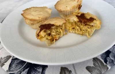 Imagem da receita de Torta de Mandioquinha e Carne Desfiada, em um prato branco