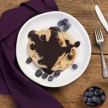 Pancake-integral-de-blueberry-com-calda-nutren-beauty-dark-chocolate