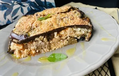 Imagem da receita de Lasanha Nutritiva, em um prato branco, sobre uma mesa, ao lado talheres Imagem da receita de Lasanha Nutritiva, em um prato branco, sobre uma mesa, ao lado talheres