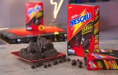 Foto da receita de Delícia Crocante de Chocolate. Observa-se a receita sobre um prato quadrado vermelho e, ao lado direito e atrás, 3 embalagens de NESCAU Cereal Extra Cacau. Foto da receita de Delícia Crocante de Chocolate. Observa-se a receita sobre um prato quadrado vermelho e, ao lado direito e atrás, 3 embalagens de NESCAU Cereal Extra Cacau.