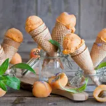 foto tirada de diversas casquinhas de sorvete com bolas de sorvete de damasco.