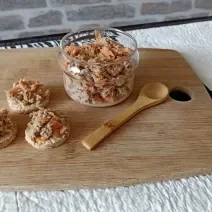 Imagem da receita de Patê de Atum Nutritivo, em um pote, sobre uma tábua e ao lado uma colher de madeira
