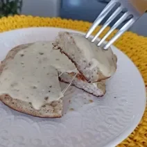 Imagem da receita de Panqueca Proteica de banana com queijo, sobre um prato branco