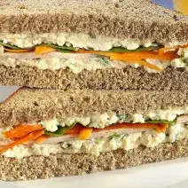 fotografia tirada de dois sanduiches em cima de um prato redondo branco