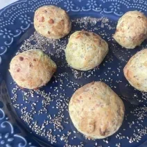 Imagem da receita de Pão de Queijo com Mandioquinha, em um prato azul