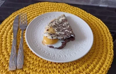 Imagem da receita de Ovos Crocantes, em cima de um prato branco e ao lado os talheres Imagem da receita de Ovos Crocantes, em cima de um prato branco e ao lado os talheres