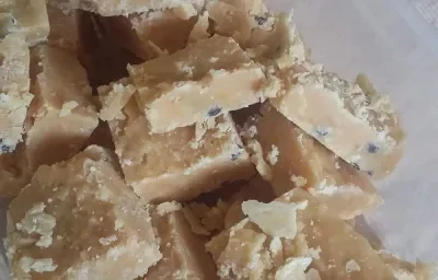 Foto da receita de Cocada de Maracujá do Tio. Observa-se algumas cocadinhas retangulares com as sementes do maracujá. Foto da receita de Cocada de Maracujá do Tio. Observa-se algumas cocadinhas retangulares com as sementes do maracujá.