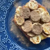 Imagem da receita de Pão de Banana Toast, em um prato azul