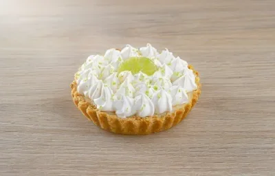 Fotografia de uma torta de limão pequena em cima de uma mesa de madeira. Fotografia de uma torta de limão pequena em cima de uma mesa de madeira.