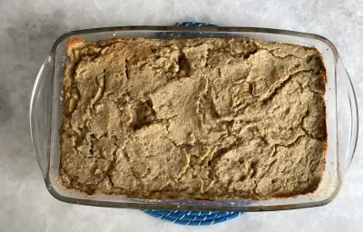 Imagem da receita de Receita de Torta de Batata com Atum, em um recipiente de vidro, sobre uma mesa