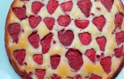Foto da receita de Bolo de Iogurte e Morango. Observa-se um bolo redondo assado com morangos cortados ao meio no topo. Foto da receita de Bolo de Iogurte e Morango. Observa-se um bolo redondo assado com morangos cortados ao meio no topo.