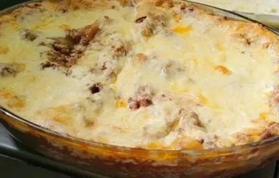 Receita em tons de amarelo da receita de lasanha para conquistar a sogra servida em uma forma de vidro com queijo gratinado por cima Receita em tons de amarelo da receita de lasanha para conquistar a sogra servida em uma forma de vidro com queijo gratinado por cima