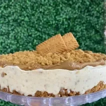 Foto da receita de Torta Gelato de Especiarias. Observa-se uma foto de perto da torta com cobertura de doce de leite e uma farofinha de Tostines Especiarias.