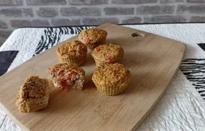 Imagem da receita de Bolinhos de atum com legumes, em uma tábua, sobre uma mesa