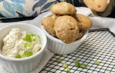 Imagem da receita de Bolinho de Atum com 3 ingredientes, em potes brancos sobre uma mesa