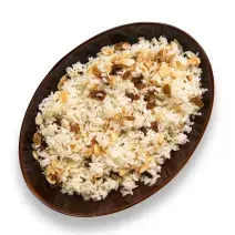 fotografia em tons de branco e marrom tirada de um recipiente oval marrom com arroz