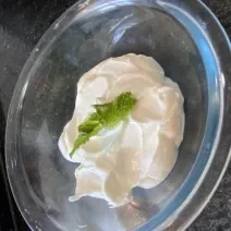 Imagem da receita de Coalhada Caseira com 2 ingredientes, em um recipiente de vidro, sobre uma mesa