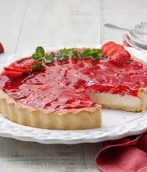 Dia das Mães com MOÇA Imagem de um prato branco com uma torta de morango