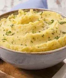 Imagem de um bowl com purê de mandioquinha salpicado com salsa