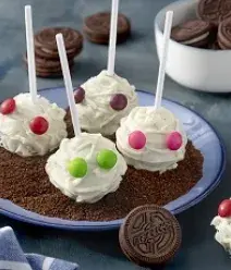 Imagem de um prato com popcakes decorados como múmias
