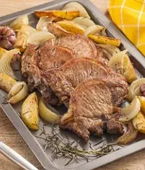 Imagem de uma forma com alguns pedaços de bisteca e batatas, com um paninho amarelo